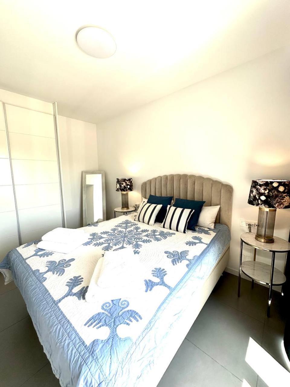 Luxury With Seaview Roof Near The